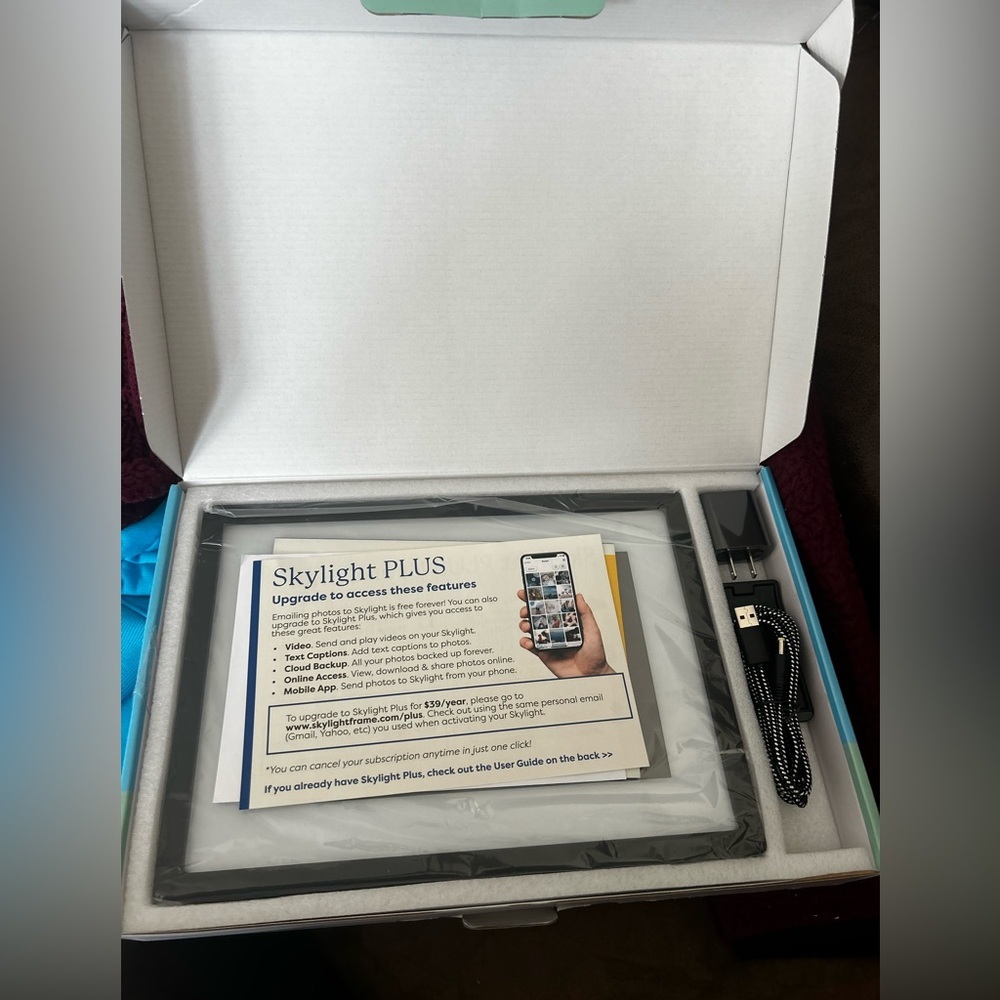 Skylight Digital Picture Frame: WiFi Enabled, Touch Screen - 10 Inch NEW - Picture 4 of 5